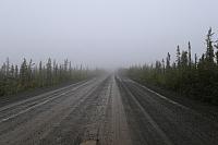 Dempster Highway im Nebel